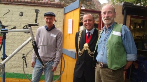 Mayor visits the bike project